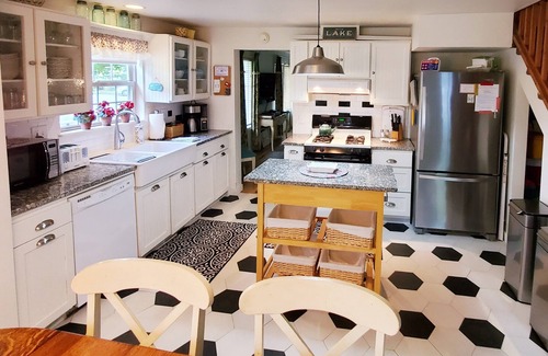 Sandpoint House | Adorable Lake Street Cottage~5th bedroom/bath option ~ Walk to town ~ Bikes!