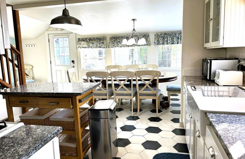 Sandpoint House | Adorable Lake Street Cottage~5th bedroom/bath option ~ Walk to town ~ Bikes!