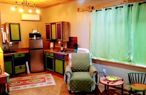 Southside Apartment | Adorable Studio with free parking on property