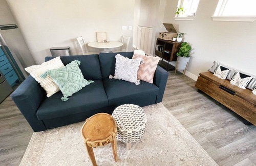 Sunnyside House | Adorable Two-Bedroom Carriage House with Patio