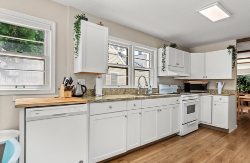 Syracuse House | Adorable Wawasee Cottage in Oakwood Park