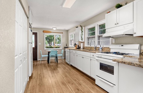 Syracuse House | Adorable Wawasee Cottage in Oakwood Park