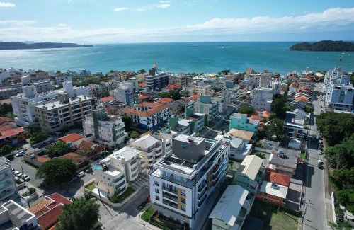 Centro Apartment | Adra 102 - Apartamento no centro de Bombinhas - Finamente mobiliado e decorado - Rooftop com piscina e academia - À poucos metros da praia