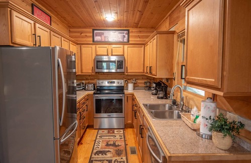 Jefferson Cabin | Adventure Cabin! Fire Pit, State Park, Fishing, Mtn Views, Hot Tub, WiFi