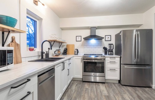 Golden House | Adventure Hub | Downtown Modern Suite | West