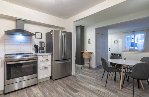 Golden House | Adventure Hub | Downtown Modern Suite | West