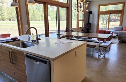 Mazama House | Adventure Outpost-Ski, Hike or Bike Out the Door!