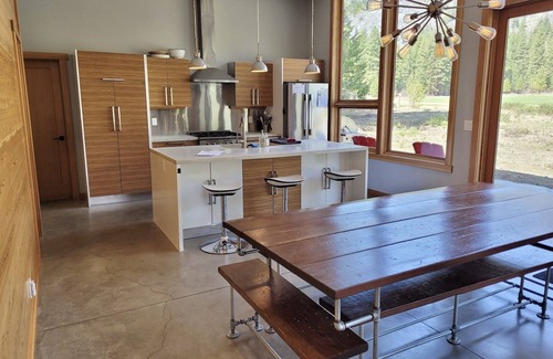 Mazama House | Adventure Outpost-Ski, Hike or Bike Out the Door!