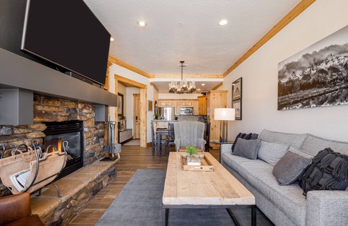 Victor Condo | Adventurer's dream home with grill, scenic balcony, & fireplace - spa and skiing