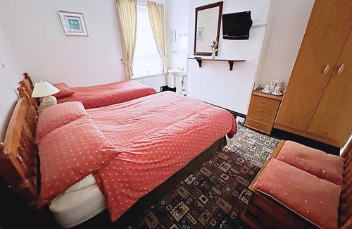 Cleethorpes Hotel | Affordable & comfortable Guest House by Sea Room 1