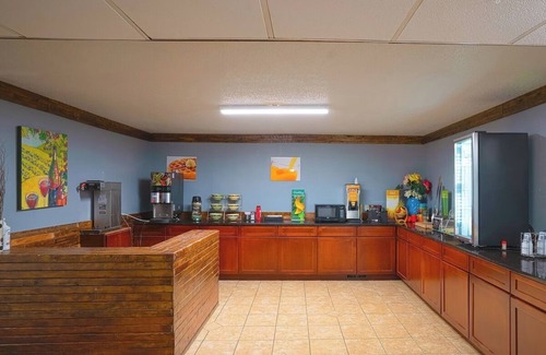Redwood Falls Hotel | Affordable King Bed Room Near Casino, Park, & Restaurants in Redwood Falls