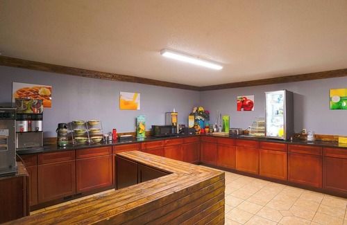 Redwood Falls Hotel | Affordable King Bed Room Near Casino, Park, & Restaurants in Redwood Falls