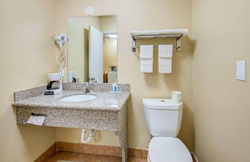 Ashland Hotel | Affordable Stay Ideal For Oregon Retreat | Located at I-5 & Route 99