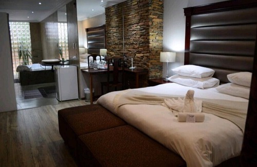 Kempton Park House | African Moon Corporate House