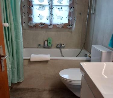 Emmetten House | Afrika Zimmer mit Bergblick