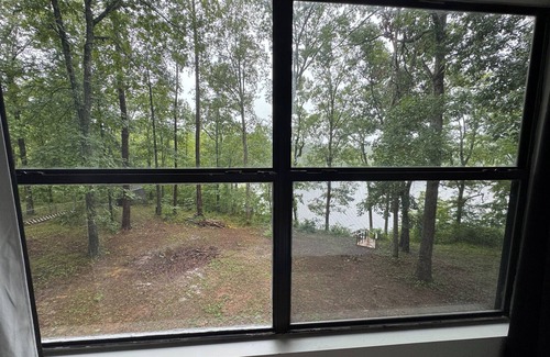 Griffin House | Agam’s Oasis: Your Lakeside Serene GetawaynnCome relax in a slice of paradise.