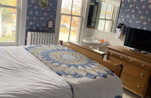 Wabasha Hotel | AH #17 · AH # 17 Queen w/Shower