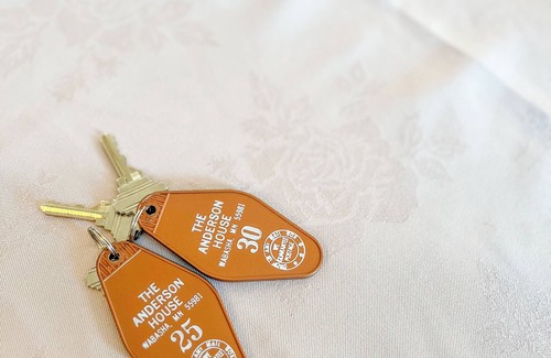 Wabasha Hotel | AH #17 · AH # 17 Queen w/Shower