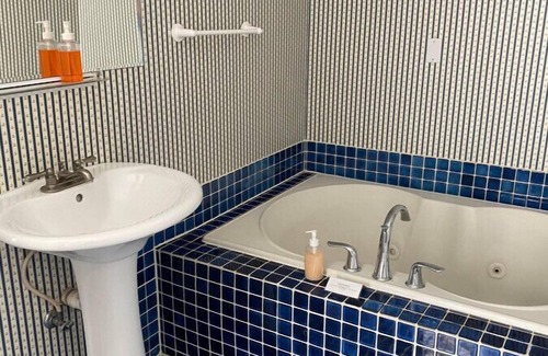 Wabasha Hotel | AH #34 · AH #34 Queen Suite w/Jacuzzi/SS/Fridge/Micro