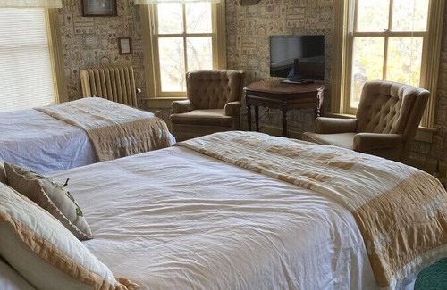 Wabasha Hotel | AH #36 · AH #36 Full x 2 w/Shower/Fridge/Micro