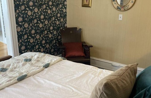 Wabasha Hotel | AH #7 · AH #7 Queen Mayo Suite w/Fridge/Micro/Shower/Tub