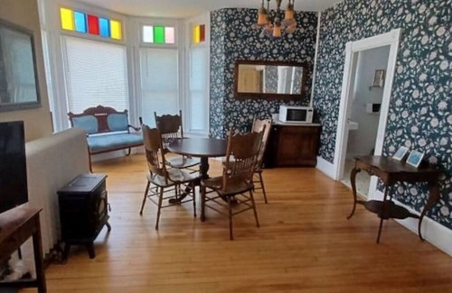 Wabasha Hotel | AH #7 · AH #7 Queen Mayo Suite w/Fridge/Micro/Shower/Tub