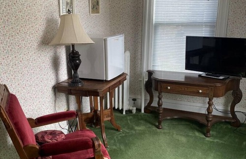 Wabasha Hotel | AH #8 · AH #8 Queen Suite w/Tub/Shower