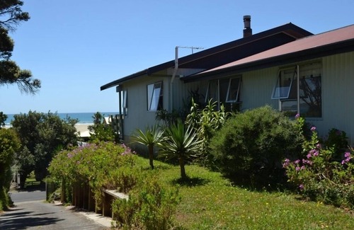 Ahipara House | Ahipara Golden Sands Beach House with Ocean Views