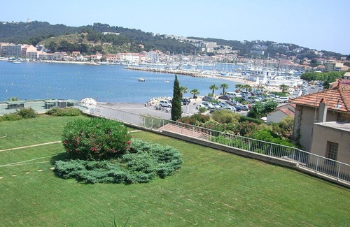 Saint-Mandrier-sur-Mer Apartment | air-conditioned apartment with terrace port of saint Mandrier