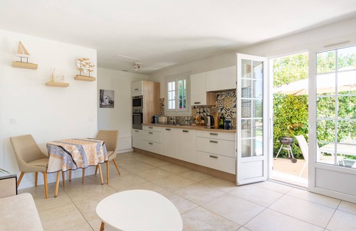 Bouc-Bel-Air Villa | Air-conditioned villa with garden private pool