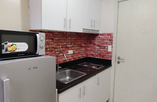 Pandacan Apartment | Aircon Budget Room for 4 persons - good for groups and families