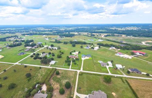 New Waverly Apartment | Aircraft Tours! Fly-In Hangar Apt in New Waverly