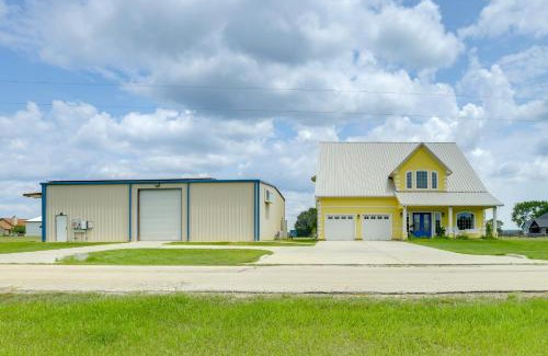 New Waverly Apartment | Aircraft Tours! Fly-In Hangar Apt in New Waverly