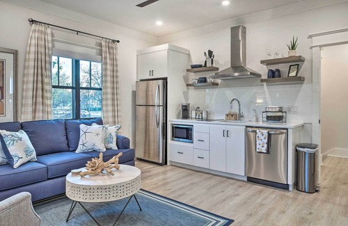Downtown Apartment | Airy Bentonville Studio < 1 Mile to City Square!