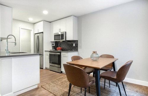 Old Mountain View Apartment | Airy DT Mountain View 1BR w/Pool, Spa, Gym, near Caltrain by Blueground