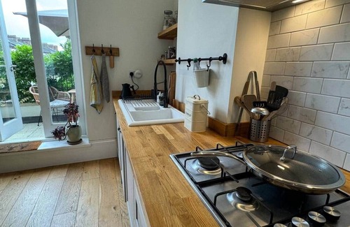 Hillrise Apartment | Airy hillside flat with views