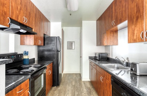 Shoreline West Apartment | Airy Mountain View 1BR w/Pool, Gym & W/D, near Target, by Blueground
