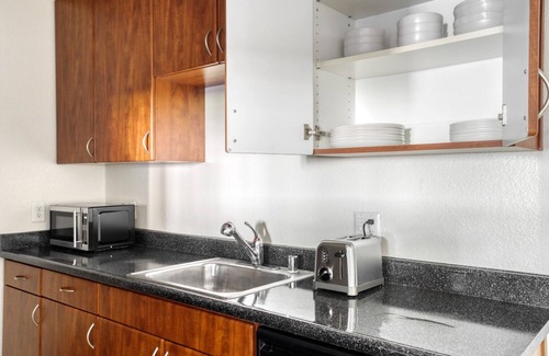 Shoreline West Apartment | Airy Mountain View 1BR w/Pool, Gym & W/D, near Target, by Blueground