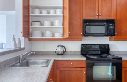 San Jose Apartment | Airy San Jose 2BR w/Sauna, Pool & Games, nr Groceries, by Blueground