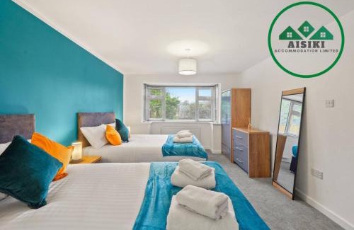 High Barnet Apartment | Aisiki Apartments at Barnet, Ground Floor, 2-Bedroom & 1-Bathroom, Pet-Friendly Flat, Double Beds with Free Wi-Fi