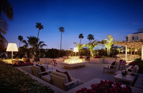 Beverly Hills Apartment | AKA Residences Sharply Appointed Suite w/Kitchen, Den Space, Patio, & WiFi