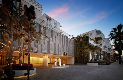 Beverly Hills Apartment | AKA Residences Sharply Appointed Suite w/Kitchen, Den Space, Patio, & WiFi