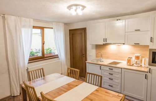 Brasov Villa | Aki Gray Apartment -Stylish Residence Brasov's Historical Center - Free Parking