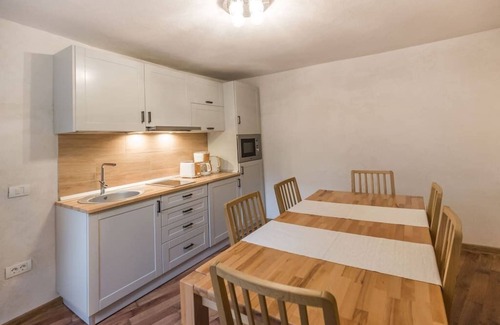 Brasov Villa | Aki Gray Apartment -Stylish Residence Brasov's Historical Center - Free Parking
