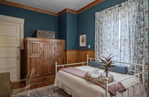 Highland Square House | Akrons Werner House Historic 4 Bedroom Luxury