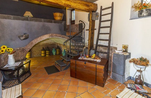 Zafferana Etnea House | Al Palmento - ancient Sicilian millstone at the foot of Etna