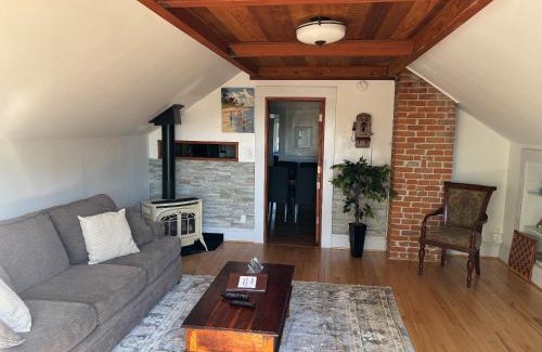 Alameda Apartment | Alameda 3BR Penthouse 2 blocks to downtown 3 blocks to the beach AC and 2 free parking spaces