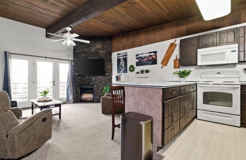 University Area Apartment | Alaskan Dreamscape Loft [5]