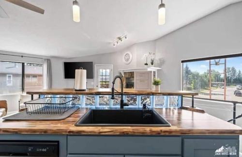 Taku - Campbell Apartment | Alaskan Floral Arrangement Townhome [1]