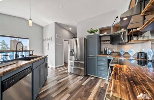 Taku - Campbell Apartment | Alaskan Floral Arrangement Townhome [1]